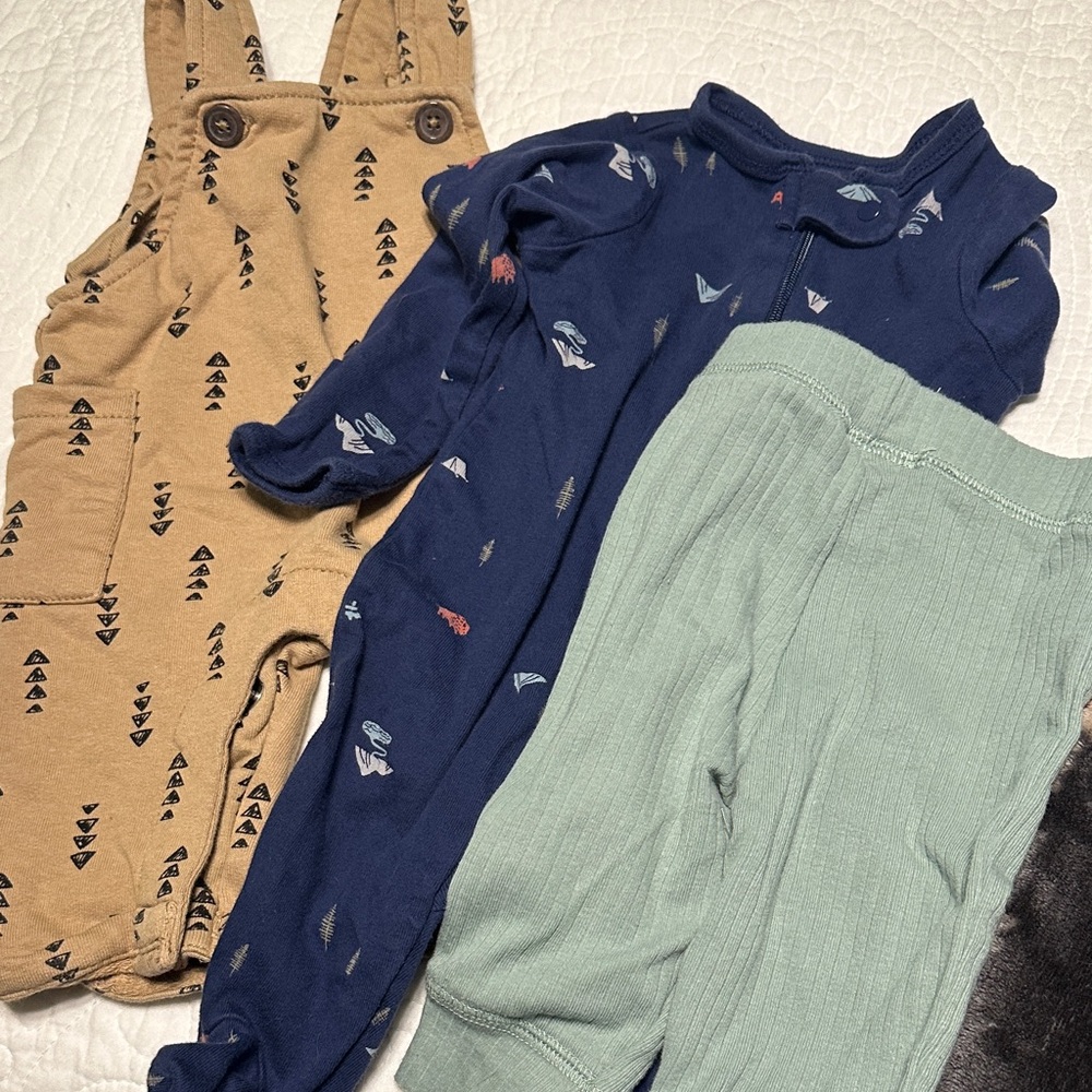 0-3 months boy bundle carters onesie,‎ green pants and khaki overalls